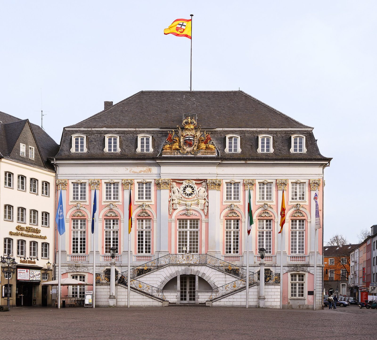 Altes Rathaus in der Bonner Innenstadt mit Marktplatz und goldener Kuppel